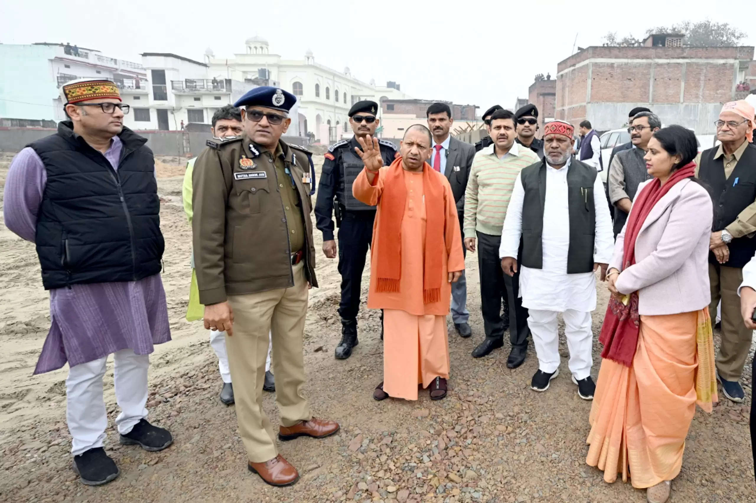 सीएम योगी पहुंचे रविदास मंदिर