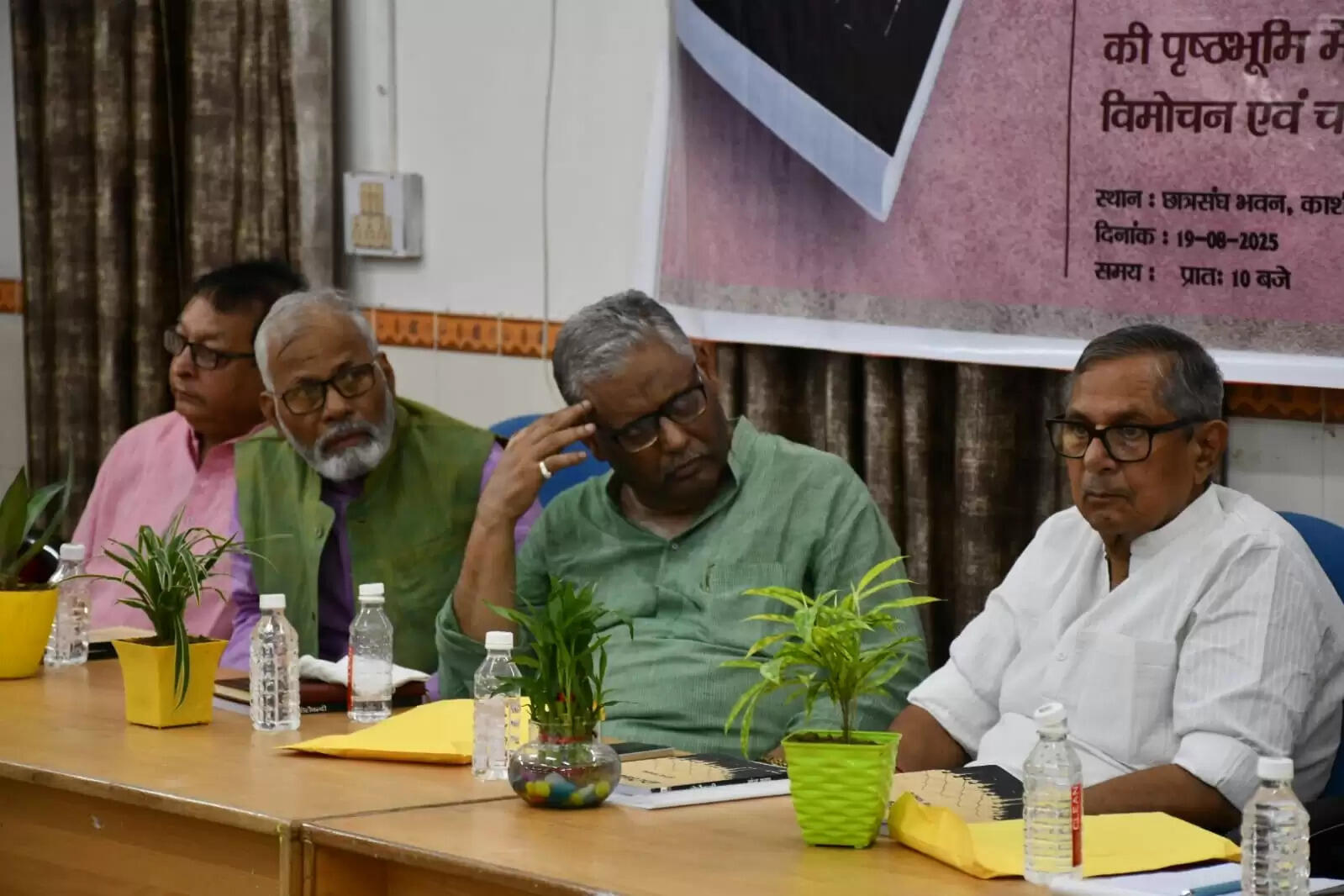 काशी हिन्दू विश्वविद्यालय (बीएचयू) के छात्रसंघ भवन में अंग्रेज़ी हटाओ आंदोलन की पृष्ठभूमि पर आधारित उपन्यास “मोर्चेबन्दी” का विमोचन और विमर्श कार्यक्रम आयोजित किया गया। इस अवसर पर छात्रसंघों की राजनीतिक भूमिका, भारतीय भाषाओं का महत्व, और लोकतंत्र की वर्तमान चुनौतियों पर विचार-मंथन हुआ।