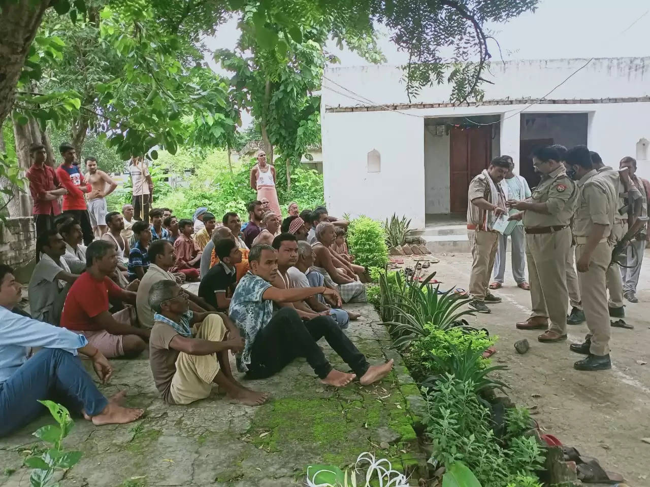 मंदिर से सौ साल पुरानी प्रतिमा चुरा ले गए चोर, नाराज ग्रामीणों ने दिया धरना 