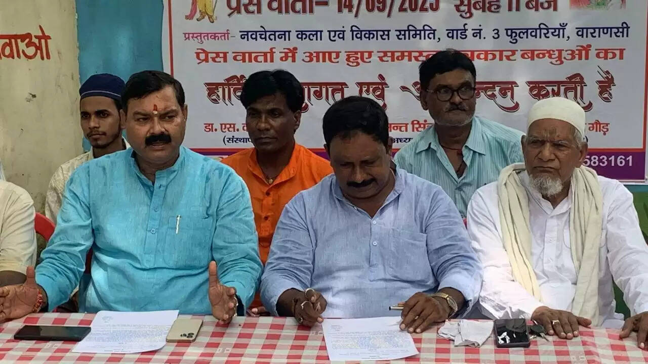  वाराणसी। श्रीरामलीला समिति फुलवरिया (वार्ड नं. 3) की परंपरागत श्रीरामलीला इस वर्ष 22 सितम्बर 2025 से प्रारम्भ होकर 4 अक्टूबर 2025 तक आयोजित की जाएगी। इस आयोजन की घोषणा रविवार को हुई प्रेस कॉन्फ्रेंस में की गई।  समिति के अनुसार, सन 1992 से लगातार आयोजित हो रही यह रामलीला वाराणसी की प्रमुख रामलीलाओं में से एक है। गंगा-जमुनी तहज़ीब की मिसाल पेश करने वाली इस रामलीला में स्थानीय कलाकारों द्वारा विभिन्न चरित्रों का जीवंत मंचन किया जाएगा।  समिति के संस्थापक डॉ. एस. के. गुप्ता और अध्यक्ष हेमंत कुमार सिंह सहित उपाध्यक्ष सचाऊ यादव, महामंत्री विजय प्रसाद गौड़ व अन्य पदाधिकारियों के निर्देशन में कार्यक्रम का आयोजन होगा। समिति समय-समय पर किशोर व युवाओं की प्रतिभाओं को मंच प्रदान करने के साथ-साथ सम्मान समारोह के माध्यम से उन्हें प्रोत्साहित भी करती रही है।  रामलीला प्रभारी राजेन्द्र पटेल, मेला प्रभारी पिंटू यादव, व्यवस्थापक राजकुमार भारद्वाज, सत्येन्द्र सिंह, संदीप मौर्य, नीरज वर्मा व मनोज पाल सहित अन्य कार्यकर्ता आयोजन को सफल बनाने में जुटे हैं। वहीं गुलाब मौर्य और शशिकान्त सिंह का भी विशेष सहयोग रहेगा।  समिति की विशेषता यह है कि इसमें सभी पात्र, कलाकार व व्यास मंडल स्थानीय लोग ही होते हैं। समिति के संस्थापक सदस्य स्व. नजमुद्दीन जीवनभर निर्विवाद रूप से अध्यक्ष रहे और आज भी उनका परिवार व समिति सदस्य आशिक अली सक्रिय योगदान दे रहे हैं।  परंपरा के अनुसार, राम बारात इमिलिया घाट से भव्य शोभायात्रा के रूप में निकलेगी, जबकि भरत मिलाप की झांकी मानस नगर निवासी सदानंद कुशवाहा के घर से प्रस्थान करेगी। समिति ने नगरवासियों और प्रशासन से हर वर्ष मिलने वाले सहयोग के लिए आभार जताया है और अधिक से अधिक लोगों से आयोजन में शामिल होने की अपील की है।