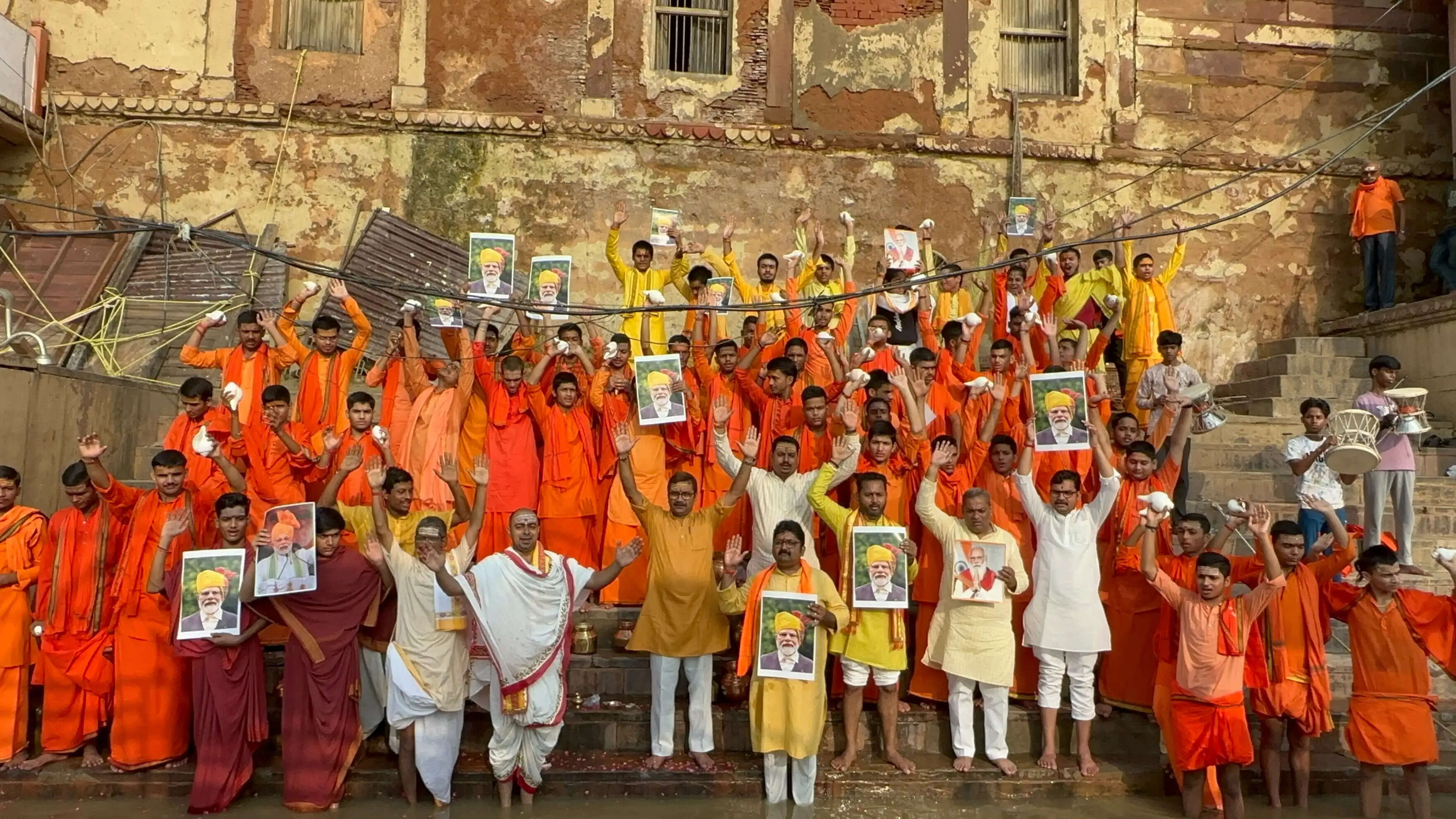 &nbsp;  पीएम मोदी के 76वें जन्मदिन पर काशी में 76 बटुकों ने किया मां गंगा का दुग्धाभिषेक, दीर्घायु की हुई कामना
