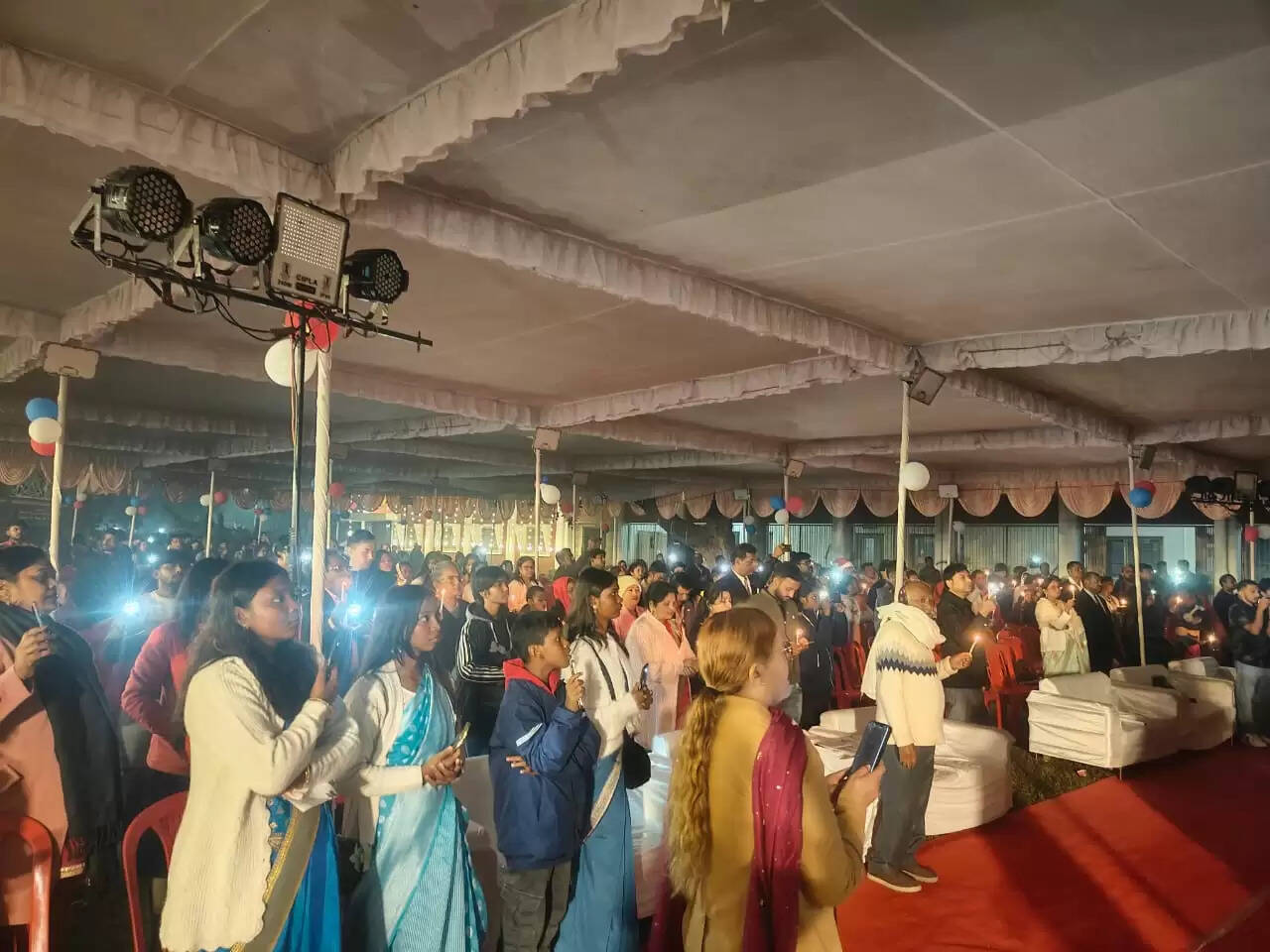 वाराणसी। हर साल की तरह इस वर्ष भी Varanasi Clergy Fellowship की ओर से 14 दिसंबर को क्रिसमस की पूर्व संध्या पर एक भव्य और श्रद्धापूर्ण कार्यक्रम का आयोजन किया गया। यह कार्यक्रम सेंट मैरीज़ कैथेड्रल, कैंट, वाराणसी में संपन्न हुआ। कार्यक्रम में शहर के विभिन्न चर्चों से जुड़े लोग बड़ी संख्या में शामिल हुए।