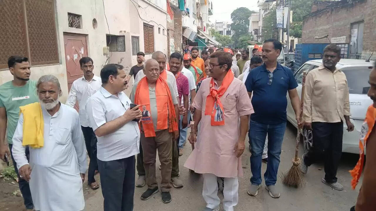 शहर दक्षिणी विधानसभा क्षेत्र के विधायक और पूर्व मंत्री डॉ. नीलकंठ तिवारी अपने 75 दिवसीय वार्ड प्रवास कार्यक्रम के तहत क्षेत्र की समस्याओं को हल करने में जुटे हैं। इस कार्यक्रम के 58वें दिन, सोमवार को उन्होंने वार्ड दुर्गाकुंड के नवाबगंज क्षेत्र का दौरा किया। इस दौरान उन्होंने स्वच्छता अभियान चलाया, जनसंपर्क किया, और स्थानीय लोगों की समस्याओं को सुना। खास तौर पर, क्षेत्र में वर्षों पुरानी सीवर की समस्या को लेकर विधायक ने सख्त रुख अपनाया और तत्काल समाधान के लिए कड़े निर्देश दिए।