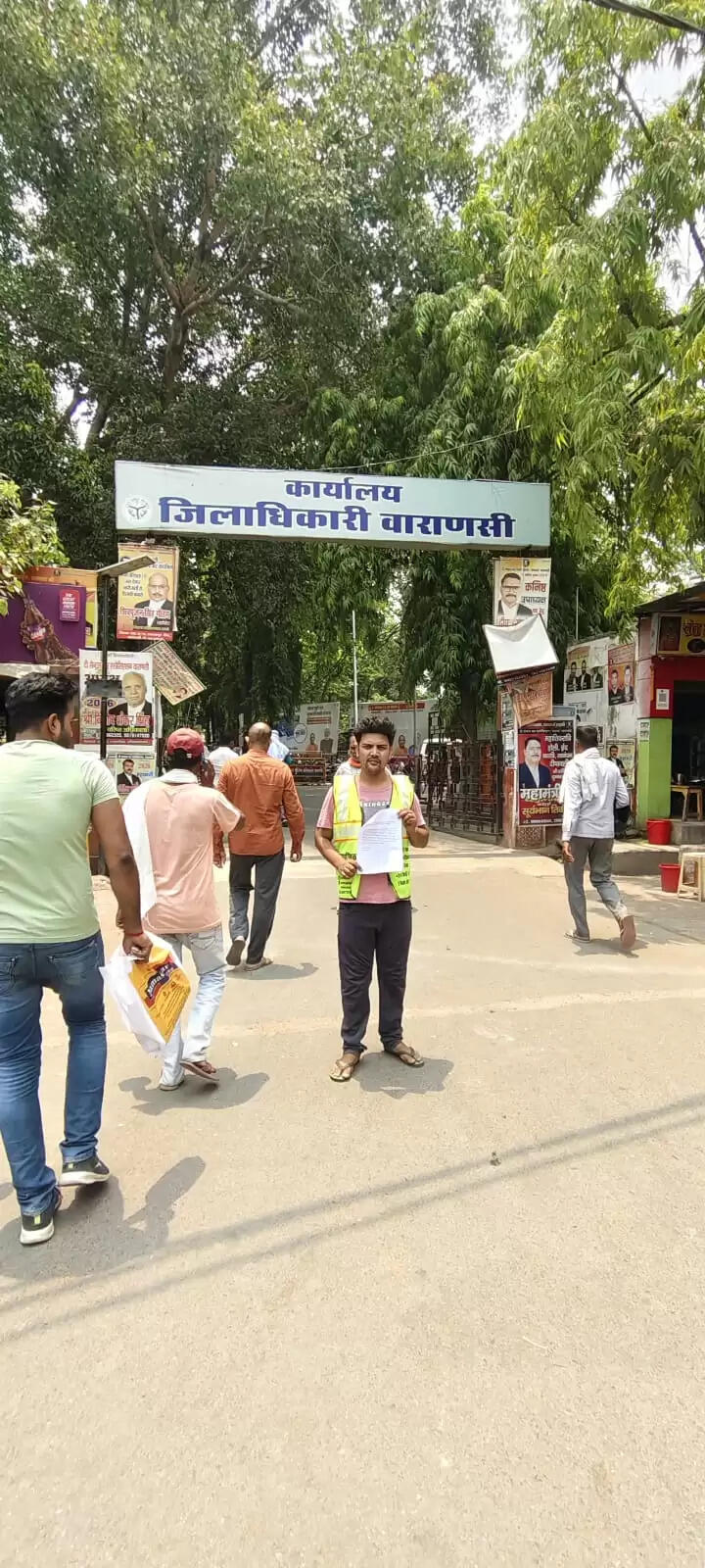 विकास परियोजनाओं को युद्ध स्तर पर अभियान चलाकर निर्धारित समयावधि में पूर्ण कराए-योगी आदित्यनाथ सीएम योगी ने विकास कार्यों एवं कानून व्यवस्था की समीक्षा बैठक में अधिकारियों को दिए आवश्यक दिशा-निर्देश मुख्यमंत्री वाराणसी के दो दिवसीय दौरे पर हैं परियोजनाएं समय से पूर्ण होने से शासन की मंशा के अनुरूप जनमानस उससे शीघ्र लाभान्वित होने लगता है-सीएम योगी वाराणसी। उत्तर प्रदेश के मुख्यमंत्री योगी आदित्यनाथ दो दिवसीय दौरे पर सोमवार को वाराणसी पहुंचे। उन्होंने सर्किट हाउस सभागार में विकास कार्यों एवं कानून व्यवस्था के प्रगति की समीक्षा करते हुए जनपद में गतिमान विकास परियोजनाओं को युद्ध स्तर पर अभियान चलाकर निर्धारित समयावधि में पूर्ण कराए जाने हेतु विशेष रूप से निर्देशित किया। उन्होंने कहा की परियोजनाएं समय से पूर्ण होने से शासन की मंशा के अनुरूप जनमानस उससे शीघ्र लाभान्वित होने लगता है। विकास परियोजनाओं के क्रियान्वयन में किसी भी स्तर पर लापरवाही नहीं होनी चाहिए। बरसात से पूर्व शत- प्रतिशत नालों एवं नालियों की सफाई हर हालत में प्राथमिकता पर सुनिश्चित होनी चाहिए, जिससे शहर में जलजमाव न होने पाए। सफाई के दौरान नालों से निकलने वाले सिल्ट को तत्काल मौके से हटाया जाए।उन्होंने कानून व्यवस्था को भी सुदृढ़ किए जाने के साथ ही आम जनमानस की समस्याओं का प्राथमिकता पर शीघ्र समाधान सुनिश्चित कराये जाने हेतु पुलिस एवं प्रशासनिक अधिकारियों को निर्देशित किया। मुख्यमंत्री द्वारा रिंग रोड के कार्यों की गुणवत्ता के बारे में पीडी एनएचएआई से जानकारियां ली गयीं। उन्होंने गंगा नदी पर निर्माणाधीन सेतु की गुणवत्ता पर विशेष ध्यान दिए जाने पर जोर दिया। उन्होंने दालमंडी सड़क चौड़ीकरण कि कार्यवाही में तेजी लाने को निर्देशित किया। आगामी 24 जून को प्रस्तावित मध्य क्षेत्रीय परिषद की बैठक की तैयारियों को ससमय पूर्ण रखने के निर्देश दिए। बताया गया कि इस बैठक में गृह मंत्री समेत चार राज्यों के मुख्यमंत्री सहित अन्य गणमान्य एवं शीर्ष अधिकारी भाग लेंगे। सीएम योगी ने लगातार सड़क नियमों का उल्लंघन करने तथा पूर्व में चालान वाले वाहनों को चिन्हित करते हुए उनके लाइसेंस निरस्तीकरण, वाहन जब्ती तथा भारी जुर्माने हेतु भी निर्देशित किया। एमडी पूर्वांचल विद्युत वितरण को पावर कट तथा डिमांड पर लगातार सतर्क दृष्टि रखने का निर्देश दिया। उन्होंने टोल फ्री नंबर को लगातार ऐक्टिव रखने तथा भूमिगत विद्युत केबल डालने के दौरान सड़कों की कटिंग तथा उसके शीघ्र रिस्टोर किए जाने हेतु निर्देशित किया। मुख्यमंत्री योगी आदित्यनाथ ने नगर निगम की समीक्षा करते हुए नगर आयुक्त को स्वच्छता का मैसेज लगातार प्रसारित कराने, अभियान चलाने, कूड़ा घरों की नियमित मॉनिटरिंग करने का निर्देश दिया। उन्होंने सभी सरकारी कार्यालयों में साफ सफाई रखे पर विशेष जोर दिया। पुलिस लाइन में गन्दगी दिखने पर मुख्यमंत्री ने नाराजगी जाहिर करते हुए पुलिस विभाग को स्वच्छता अभियान चलाने तथा पुलिस कार्मिकों से स्वच्छता के दृष्टिगत श्रमदान करने को भी कहा। सड़क पर अवैध अतिक्रमण पर लगातार अभियान चलाएं। नगर निगम, पुलिस तथा स्ट्रीट वेंडर एसोसिएशन के साथ मिलकर सड़को पर अतिक्रमण न होने पाए, इस पर नजर रखी जाए। अवैध होर्डिंग्स के विरुद्ध अभियान चलाएं तथा डिजिटल डिस्प्ले को बढ़ावा दें। विकास प्राधिकरण उपाध्यक्ष को गंजारी स्टेडियम के पास पार्किंग सहित अन्य मूलभूत सुविधाओं को बढ़ावा देने हेतु निर्देशित किया। उन्होंने भवनों का मानचित्र पास करने की प्रक्रिया तथा लंबित मामलों की भी जनकारी ली, जिस पर वीसी ने बताया कि ऑनलाइन नक्शे के 55 मामले लम्बित हैं। मुख्यमंत्री द्वारा पीपीपी मोड पर निर्मित 220 केवी जीपीएस सब-स्टेशन कैंट-वाराणसी ट्रांसमीशन के कार्यों में देरी होने पर नाराजगी जताते हुए कार्यदायी संस्था मेधा इंजीनियरिंग प्राइवेट लिमिटेड की जिम्मेदारी तय करने हेतु निर्देशित किया। मुख्यमंत्री ने अधिकारियों को संबोधित करते हुए कहा कि सनातन धर्म की प्राचीनतम् नगरी काशी में पदस्थापित होना सौभाग्य की बात है। सभी विभाग बेहतर परफॉर्म करे। उन्होंने नगर निगम को शहरी एवं पंचायत राज विभाग को ग्रामीण स्वच्छता पर विशेष ध्यान रखे जाने का निर्देश दिया। मुख्यमंत्री ने कहा कि बिना परमीशन के कोई सड़क न खोदी जाय। सड़कों की खोदाई करने वाले विभाग जनसामान्य के आवागमन के दृष्टिगत बेहतर तरीके से शीघ्रता से सड़कों का रेस्टोरेशन करे। उन्होंने कहा कि जनपद में गतिमान पीडब्ल्यूडी, सेतु निगम, जलनिगम आदि की कतिपय परियोजनाये समयबद्ध नहीं हैं, इससे अनावश्यक व्यय भार बढ़ता है और गुणवत्ता भी प्रभावित होती हैं। इसलिए हर हाल में सभी परियोजनाओं का कार्य समयबद्ध एवं गुणवत्तापूर्ण ढंग से पूर्ण कराना सुनिश्चित करें। उन्होंने सड़कों के मीडियन पर व्यवस्थित वृक्षारोपण एवं उनके समुचित सिंचाई का प्रबंध रखने का निर्देश दिया। मुख्यमंत्री ने शहर के चौराहों, भीड़ भाड़ वाले सकरे स्थलों पर आवागमन बाधित न हो, इसके लिए स्ट्रीट वेंडरों को व्यवस्थित किए जाने हेतु निर्देशित किया। उन्होंने शहर में ईरिक्शा, टेम्पो तथा सड़को के किनारे खड़े ट्रकों आदि का सत्यापन कराने के निर्देश दिया, जिससे संदिग्ध लोगों की पहचान हो सके। मुख्यमंत्री ने पुलिस परसेक्शन बेहतर किए जाने हेतु और प्रभावी तरीके से कार्यवाही किए जाने हेतु निर्देशित किया। उन्होंने महिला एवं बाल अपराधों पर और सख्ती से कार्यवाही करने पर जोर दिया। उन्होंने राजस्व वादों को गुणवत्ता के साथ समयसीमा में निस्तारित किए जाने हेतु भी निर्देशित किया। सड़क सुरक्षा, गौ-तस्करी पर सतर्क नजर रखने, फुट पेट्रोलिंग बढ़ाए जाने का निर्देश दिया। मुख्यमंत्री ने विशेष रूप से जोर देते हुए कहा कि थानों एवं पुलिस लाइनों के कार्य प्रणाली का नियमित समीक्षा होनी चाहिए। सभी विभाग समय से जनसुनवाई करे। आईजीआरएस, सीएम हेल्प लाइन आदि माध्यमों से प्राप्त होने वाली शिकायतों का गुणवत्तापूर्ण निस्तारण सुनिश्चित हो। अवैध खनन को सख्ती से रोका जाए तथा इसमें लिप्त लोगों पर कड़ाई से कार्यवाही सुनिश्चित होनी चाहिए। उन्होंने 21 जून को आयोजित होने वाली अंतरराष्ट्रीय योग दिवस को जनसहभागिता के साथ भव्य तरीके से कराए जाने का निर्देश दिया। मुख्यमंत्री ने नदियों के पुनरोद्धार के कार्य को प्राथमिकता पर लिए जाने पर विशेष जोर देते हुए वरुणा एवं अस्सी नदी के पुनरोद्धार हेतु जनसहभागिता के साथ प्रभावी कार्ययोजना बनाने हेतु निर्देशित किया। उन्होंने वरुणा नदी के सुंदरीकरण के लिए ठोस कार्ययोजना तैयार कर तद्नुसार कार्यवाही सुनिश्चित करने पर जोर दिया। उन्होंने प्रधानमंत्री के 'एक पेड़ मां के नाम' अभियान के तहत बृहद वृक्षारोपण एवं सिटी फॉरेस्ट विकसित किए जाने हेतु निर्देशित किया। इस कार्य में स्वैच्छिक एवं सामाजिक संगठनों के साथ जनसहभागिता सुनिश्चित किया जाय। प्रदेश के बार्डर जिलों के सीमावर्ती क्षेत्रों में पुलिस कार्मिकों की ड्यूटी लंबे समय तक न लगाई जाए। इसकी नियमित समीक्षा किया जाए। जिससे गो-तस्करी एवं अपराधों पर प्रभावी तरीके से अंकुश लगाया जा सके। उन्होंने गो तस्करी पर नियंत्रण के साथ ही उनके मास्टर माइंड को चिन्हित कर कड़ी कार्यवाही करने का निर्देश दिया। विधान परिषद सदस्य धर्मेंद्र सिंह ने मुख्यमंत्री के समक्ष बीएचयू ट्रामा सेंटर में आने वाले मरीजों के लगने वाले समय, अवैध कालोनियों में विद्युत कनेक्शन की बात कही। विधायक सौरभ श्रीवास्तव ने रामनगर के भीटी ग्राम में जलनिकासी की परियोजना पर कार्यवाही किए जाने की बात कही। एडीजी जोन पीयूष मोर्डिया द्वारा जोन के सभी 9 जनपदों की कानून-व्यवस्था की जानकारियां मुख्यमंत्री के समक्ष दी गयी जिसपर मुख्यमंत्री ने निर्देशित किया कि कोई भी माफिया तथा उससे संबंधित व्यक्ति ठेके-पट्टे में शामिल नहीं होने पाये इसको सुनिश्चित किया जाये। मुख्यमंत्री ने सभी जनपदों में सिविल डिफेंस के गठन में तेजी लाने को निर्देशित किया। जिलाधिकारी सत्येंद्र कुमार द्वारा समीक्षा बैठक में मुख्यमंत्री के समक्ष बताया गया कि जनपद में पिछले 11 वर्षों में कुल लगभग 51 हजार करोड़ की विकास परियोजनाओं पर कार्य हुआ है जिसमें 34 हजार करोड़ से ज्यादे की परियोजनाओं का लोकार्पण हो चुका है तथा बचे 16422 करोड़ की परियोजनाएं निर्माणाधीन हैं जिनमें लगभग 15000 हजार करोड़ के 63 बड़े प्रोजेक्ट्स शामिल हैं। सड़क तथा पुल के 18 बड़े प्रोजेक्ट्स शामिल हैं जिनकी लगातार मॉनीटरिंग की जा रही है तथा अगले दो महीनों में इनको पूरा कराया जायेगा। उन्होंने बताया कि 6 लेन मोहनसराय-कैंट चौड़ीकरण के कार्यों को 15 जुलाई तक पूरा करा लिया जायेगा। पुलिस कमिश्नर मोहित अग्रवाल द्वारा मुख्यमंत्री के समक्ष जनपद की कानून-व्यवस्था की जानकारी देते हुए जन शिकायत निवारण, गौ-तस्करी के विरुद्ध प्रभावी कार्रवाई, हुक्का बार संचालन पर लगातार अभियान, यातायात प्रबंधन, ऑपरेशन चक्रव्यूह, साइबर अपराध, ऑपरेशन कन्विक्शन समेत मध्य क्षेत्रीय परिषद की तैयारियों की जानकारी दी गयी। बैठक में उत्तर प्रदेश के जल शक्ति मंत्री स्वतंत्र देव सिंह, स्टाम्प एवं न्यायालय पंजीयन शुल्क राज्य मंत्री (स्वतंत्र प्रभार) रविन्द्र जायसवाल, आयुष, खाद्य सुरक्षा एवं औषधि प्रशासन राज्य मंत्री (स्वतंत्र प्रभार) डॉ दयाशंकर मिश्र 'दयालु', जिला पंचायत अध्यक्ष पूनम मौर्य, महापौर अशोक तिवारी, एमएलसी धर्मेंद्र सिंह, एमएलसी हंसराज विश्वकर्मा, पूर्व मंत्री तथा विधायक डॉ नीलकंठ तिवारी, विधायक सौरभ श्रीवास्तव, विधायक डॉ अवधेश सिंह, विधायक डॉ सुनील पटेल, विधायक सुशील सिंह, सेवापुरी विधायक प्रतिनिधि, महानगर अध्यक्ष प्रदीप अग्रहरि, अपर पुलिस महानिदेशक पीयूष मोर्डिया, कमिश्नर एस. राजलिंगम, डीआईजी मोहित अग्रवाल, जिलाधिकारी सत्येंद्र कुमार, विकास प्राधिकरण उपाध्यक्ष पुलकित गर्ग, नगर आयुक्त अक्षत वर्मा, मुख्य विकास अधिकारी हिमांशु नागपाल समेत सभी संबंधित विभागों के अधिकारी उपस्थित रहे।