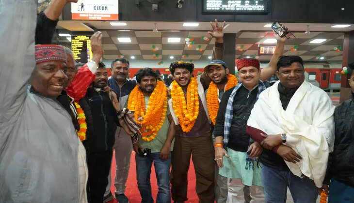 काशी तमिल संगमम् 4.0 के तहत तमिलनाडु से पांचवां दल मंगलवार को विशेष ट्रेन से बनारस रेलवे स्टेशन पहुंचा। दल में बड़ी संख्या में पेशेवर, कलाकार और कारीगर शामिल रहे। स्टेशन पर उतरते ही मेहमानों का पारंपरिक तरीके से डमरू वादन, पुष्पवर्षा और ‘हर-हर महादेव’ व ‘वणक्कम काशी’ के जयघोष के साथ गर्मजोशी से स्वागत किया गया। पुलिसकर्मियों ने भी स्टेशन पर मौजूद रहकर स्वागत व्यवस्था में सहयोग दिया।