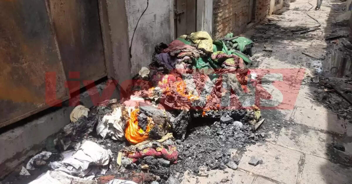 Varanasi Fire breaks out in godown of tent house in Sarayanandan