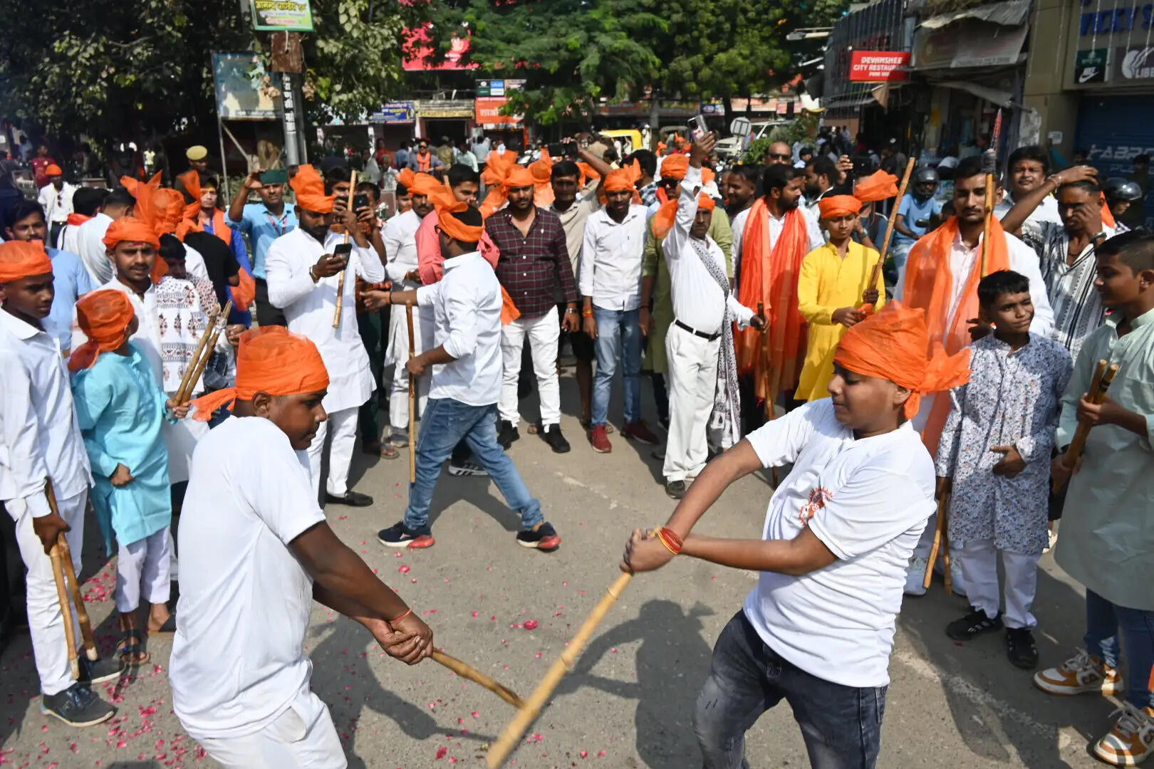काशी में निकली 8 किमी लंबी गोवर्धन पूजा शोभायात्रा, मथुरा, वृंदावन की झांकियों ने मोहा मन