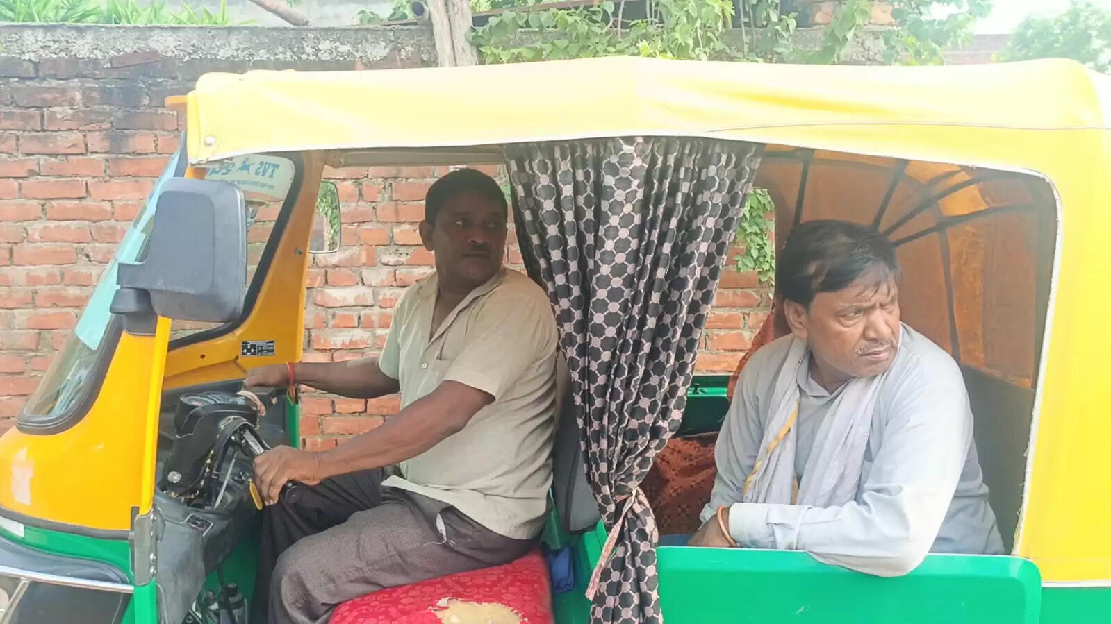 &nbsp;वाराणसी में पति ने पत्नी को प्रेमी के साथ पकड़ा, मंदिर में कराई विधि-विधान से शादी, हो रही चर्चा