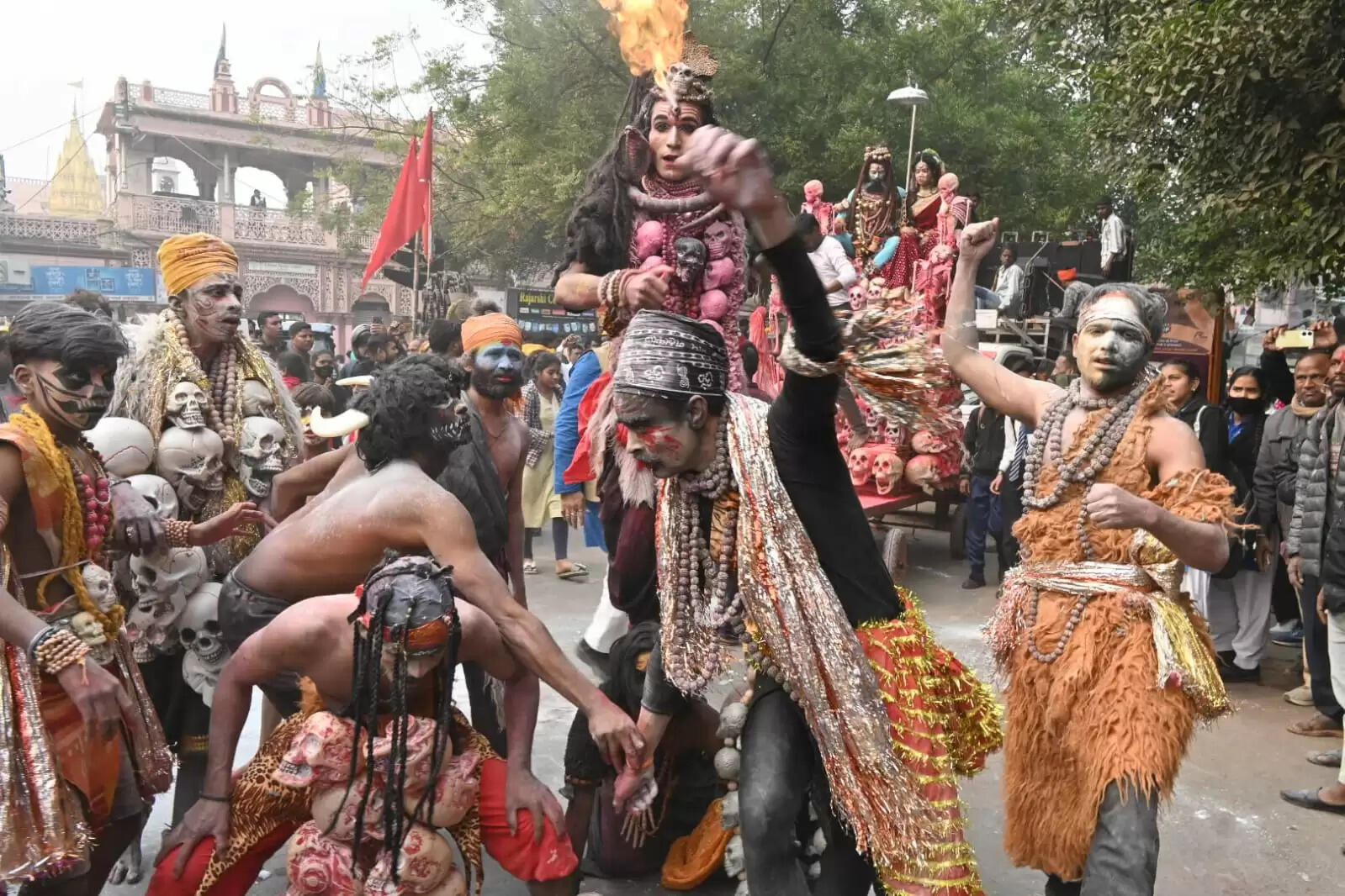 श्री काशी विश्वनाथ धाम की चौथी वर्षगांठ के अवसर पर शिव बारात समिति की ओर से शनिवार को भव्य शोभायात्रा का आयोजन किया गया। शोभायात्रा मैदागिन से प्रारंभ होकर दशाश्वमेध घाट तक निकाली गई, जिसमें शिवभक्तों की भारी भीड़ उमड़ी। डमरू-नगाड़ों की गूंज, हर-हर महादेव के जयघोष और आकर्षक झांकियों ने पूरे मार्ग को भक्तिमय वातावरण से सराबोर कर दिया।