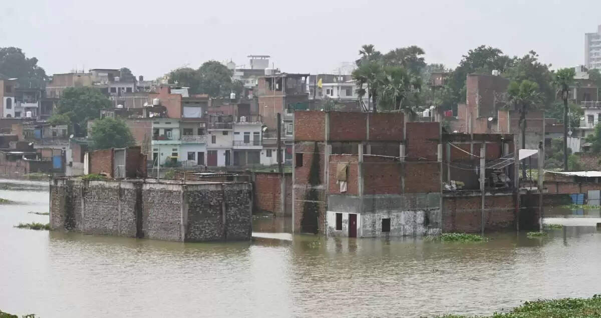 वाराणसी में खतरे के निशान से ऊपर गंगा, घरों में घुसा पानी, तटवर्ती इलाकों में मचा हाहाकार