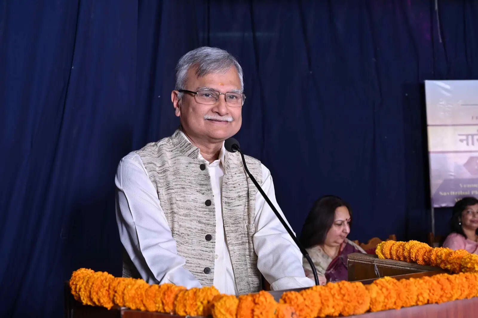 Banaras Hindu University के महिला महाविद्यालय स्थित सावित्री बाई फुले सभागार में ‘नारी शक्ति वंदन अधिनियम 2023’ विषय पर एक विस्तृत परिचर्चा एवं विचार-विमर्श कार्यक्रम का आयोजन किया गया। इस अवसर पर विश्वविद्यालय के शीर्ष अधिकारियों, शिक्षाविदों एवं सामाजिक संगठनों के प्रतिनिधियों ने भाग लेते हुए राष्ट्र निर्माण और नीति-निर्धारण में महिलाओं की प्रभावी भागीदारी पर गहन मंथन किया।