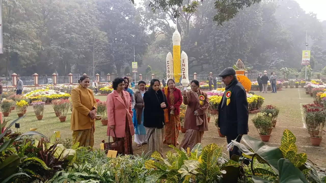  काशी हिंदू विश्वविद्यालय स्थित मालवीय भवन में गुरुवार को विश्वविद्यालय परिवार की ओर से महामना पंडित मदन मोहन मालवीय की जयंती के अवसर पर तीन दिवसीय भव्य पुष्प प्रदर्शनी का शुभारंभ हुआ। यह प्रदर्शनी न केवल बीएचयू की समृद्ध शैक्षणिक और सांस्कृतिक परंपरा को दर्शाती है, बल्कि विज्ञान, प्रकृति और आध्यात्मिकता के सुंदर समन्वय का भी जीवंत उदाहरण प्रस्तुत कर रही है।