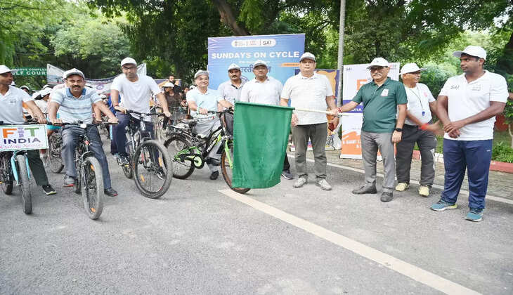 बरेका में "संडे ऑन साइकिल" अभियान: फिटनेस का संदेश लेकर सड़कों पर उतरे अधिकारी और कर्मचारी
