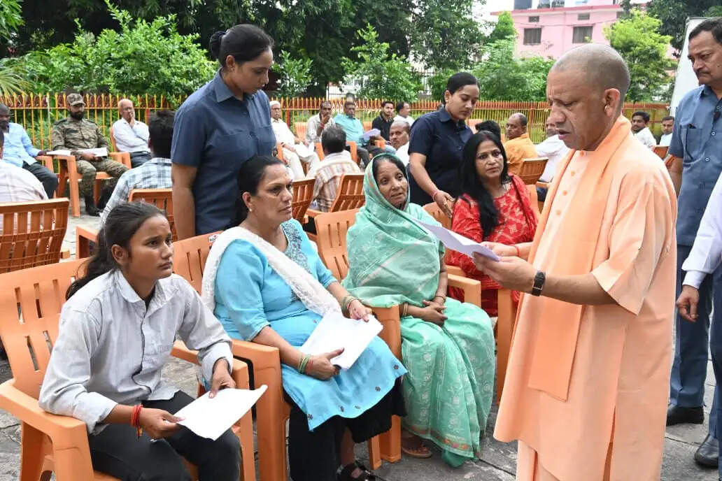 &nbsp;हर जरूरतमंद का आयुष्मान कार्ड बनाया जाए: सीएम योगी