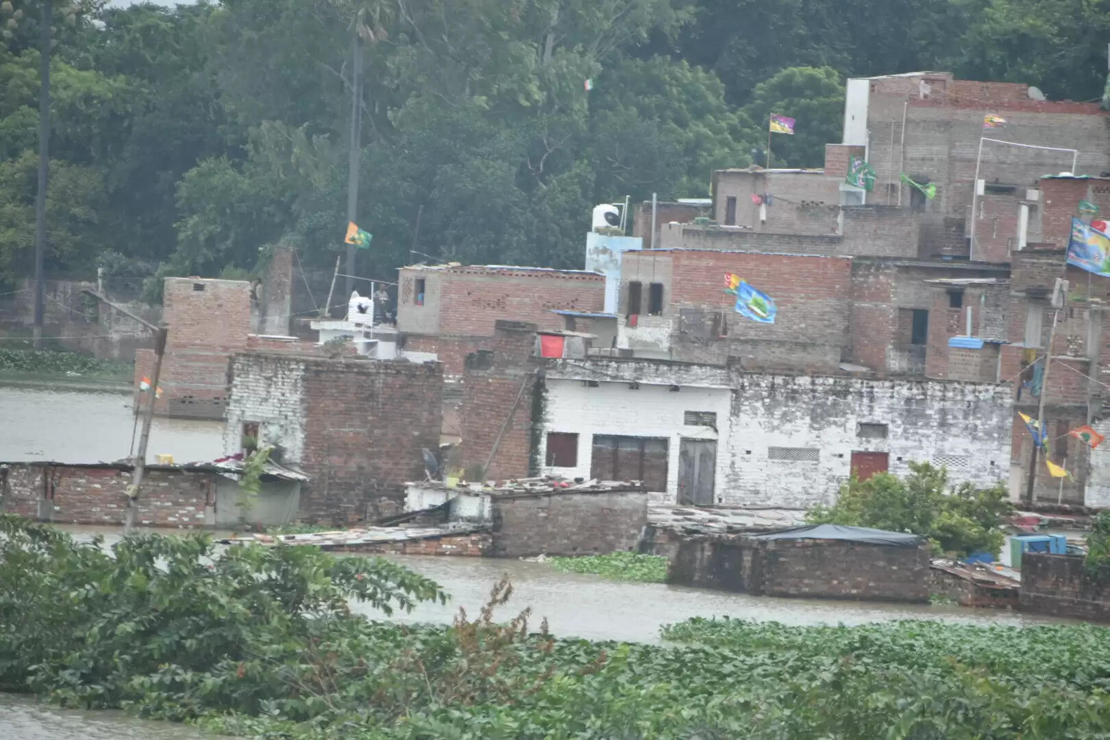 गंगा के साथ ही वरूणा में भी उफान, आसपास के मोहल्ले जलमग्न, लोग पलायन को मजबूर, तस्वीरों के देखिये हालात 