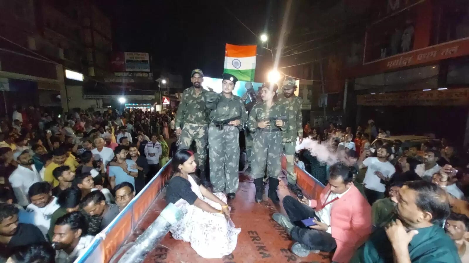 चेतगंज की विश्व प्रसिद्ध नक्क्टैया का आयोजन शुक्रवार की रात किया गया। नक्कटैया में देश भर से आए लाग विमान शामिल हुए। इसमें तरह-तरह की झाकियों ने लोगों का मन मोह लिया। पहलगाम हमले के बाद पाकिस्तान के खिलाफ भारत के ऑपरेशन सिंदूर की झांकी ने लोगों का ध्यान खींचा।