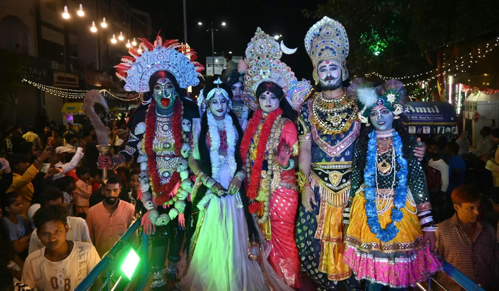 चेतगंज की विश्व प्रसिद्ध नक्क्टैया का आयोजन शुक्रवार की रात किया गया। नक्कटैया में देश भर से आए लाग विमान शामिल हुए। इसमें तरह-तरह की झाकियों ने लोगों का मन मोह लिया। पहलगाम हमले के बाद पाकिस्तान के खिलाफ भारत के ऑपरेशन सिंदूर की झांकी ने लोगों का ध्यान खींचा।