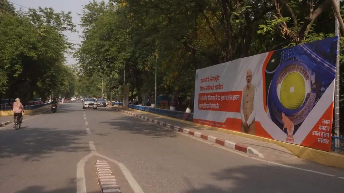 शिव की नगरी काशी में मंगलवार (28 अप्रैल) को मातृ शक्तियों का सम्मेलन होगा। प्रधानमंत्री नरेंद्र मोदी आज दो दिवसीय दौरे पर अपने संसदीय क्षेत्र काशी आ रहे हैं। ‘जन-आक्रोश महिला सम्मेलन’ को &nbsp;देश के प्रधानमंत्री व काशी के सांसद नरेंद्र मोदी संबोधित करेंगे। भाजपा की ओर से बरेका ग्राउंड में प्रस्तावित इस सम्मेलन में लगभग 50 हजार महिलाओं की सहभागिता संभावित &nbsp;है। इस आयोजन की विशेषता यह है कि इसकी पूरी कमान महिलाएं संभालेंगी। यहां तक कि सुरक्षा व्यवस्था में महिला पुलिसकर्मी तैनात रहेंगी। सम्मेलन में महिला सम्मान, सुरक्षा, स्वावलंबन और समान अवसर जैसे मुद्दों पर संवाद होगा। साथ ही प्रधानमंत्री वाराणसी को 6,322 करोड़ की 163 योजनाओं का लोकार्पण और शिलान्यास कर सौगात देंगे। साथ ही प्रधानमंत्री दो नई अमृत भारत एक्सप्रेस ट्रेनों को भी हरी झंडी दिखाएंगे। बुनियादी सुविधाओं से जुड़ी ये योजनाएं &nbsp;पूर्वांचल के विकास को रफ्तार देगी। पीएम मोदी का पीएम 28 अप्रैल को दोपहर बाद वाराणसी के लाल बहादुर शास्त्री अंतर्राष्ट्रीय हवाई अड्डे पहुंचने के बाद हेलीकॉप्टर से बरेका जनसभा स्थल करीब 5 बजे पहुंचेंगे।