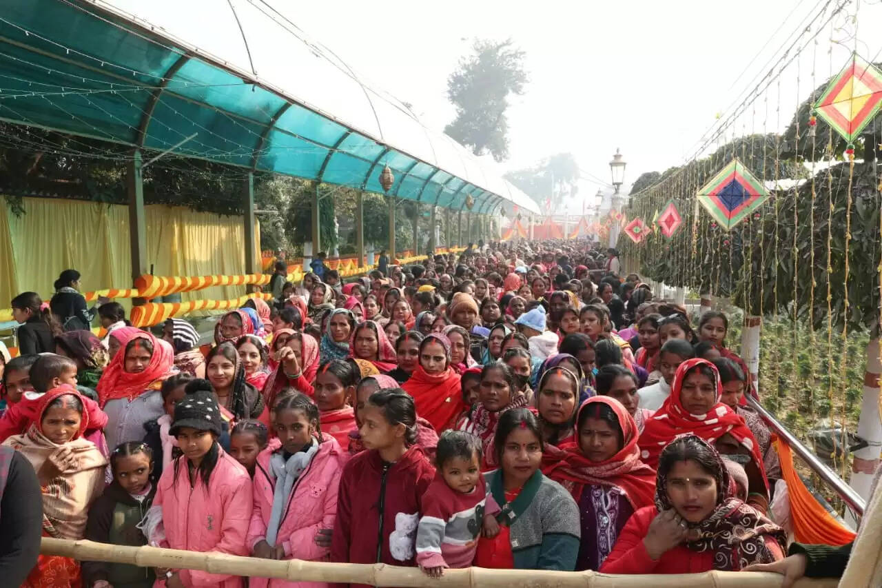 बुधवार भोर से ही बाबा गोरखनाथ को खिचड़ी चढ़ाने के लिए मंदिर में लगी श्रद्धालुओं की लंबी कतार