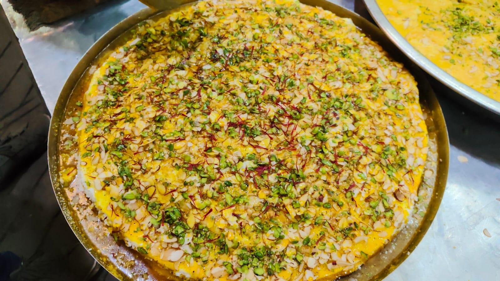 विश्वभर में प्रसिद्ध है काशी में बनी 'पलंग तोड़ मिठाई': शादियों में होती है खास डिमांड, बादाम, केसर और रसमलाई से बनता है लाजवाब स्वाद